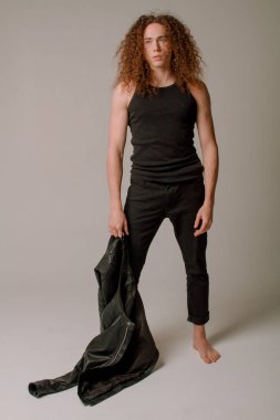 Kıvırcık saçlı, spor rakam çekici ve şık adam