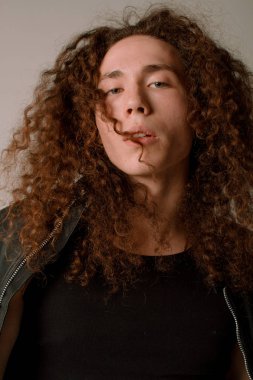 Kıvırcık saçlı, spor rakam çekici ve şık adam