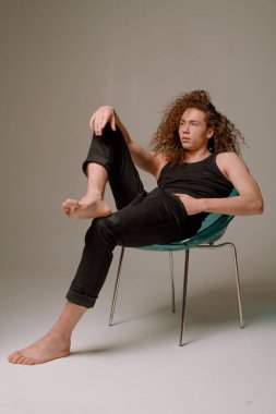 Kıvırcık saçlı, spor rakam çekici ve şık adam