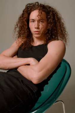 Kıvırcık saçlı, spor rakam çekici ve şık adam