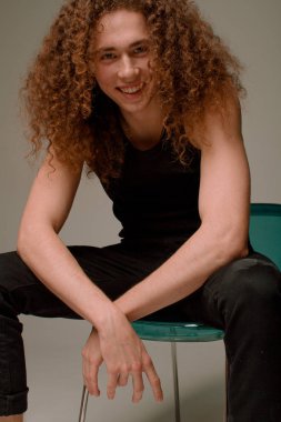 Kıvırcık saçlı, spor rakam çekici ve şık adam