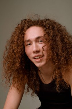 Kıvırcık saçlı, spor rakam çekici ve şık adam