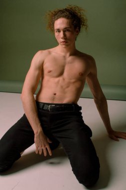 Kıvırcık saçlı, spor rakam çekici ve şık adam