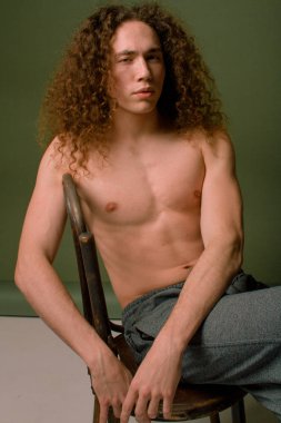 Kıvırcık saçlı, spor rakam çekici ve şık adam