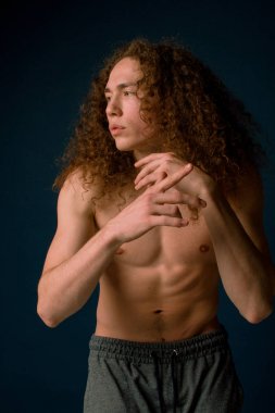 Kıvırcık saçlı, spor rakam çekici ve şık adam