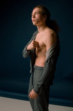 Kıvırcık saçlı, spor rakam çekici ve şık adam