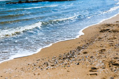 Güneşli havalarda sahilde yaz denizi kumu