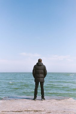 Horizon adlı bir ceket deniz kenarında bir adam görünüyor
