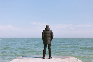 Horizon adlı bir ceket deniz kenarında bir adam görünüyor
