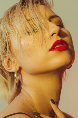 Bir güzel ve zarif kız kırmızı ruj ve ıslak saç portreleri