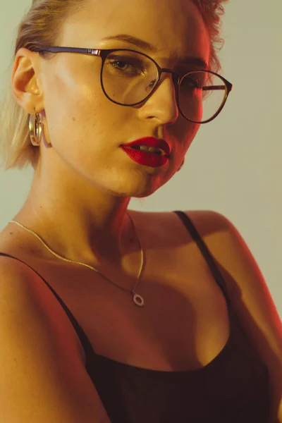 Portrety Piękny Elegancki Dziewczyna Czerwoną Szminkę Mokre Włosy — Zdjęcie stockowe