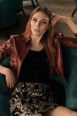 Kız güzel moda makyaj ve şık giysiler