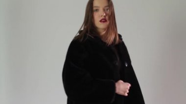 Beyaz bir arka plan ile bir makyaj güzel şık ve moda kız