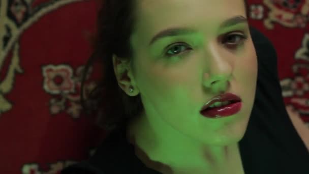 Красива Стильна Модна Дівчина Фоні Килима Червоними Губами — стокове відео