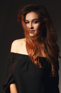 Makyaj ve saç moda bir kızla şık Güzellik Portresi