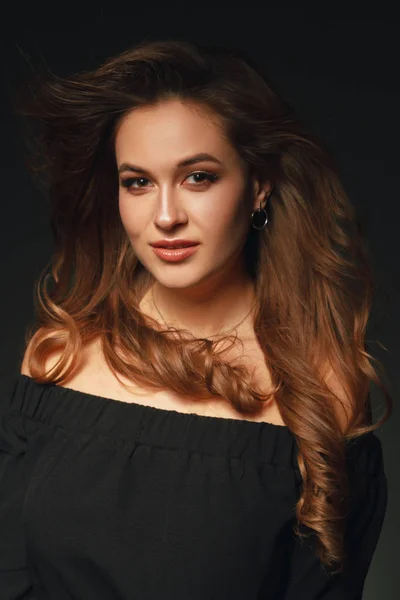 Elegante Retrato Belleza Una Chica Moda Con Maquillaje Cabello —  Fotos de Stock