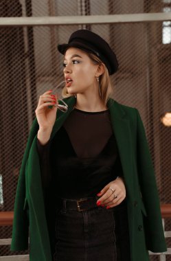 Makyaj ile şık elbiseleri şık ve göz alıcı kız