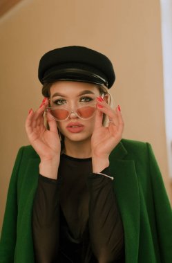 Makyaj ile şık elbiseleri şık ve göz alıcı kız