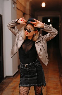 Makyaj ile şık elbiseleri şık ve göz alıcı kız