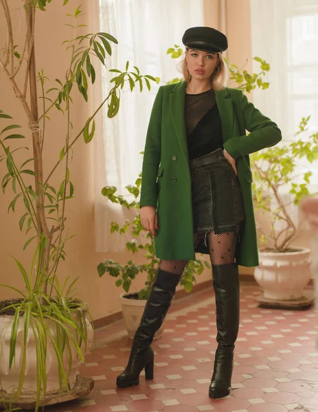 Makyaj ile şık elbiseleri şık ve göz alıcı kız