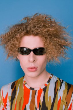 90s şık kıyafetler moda adam