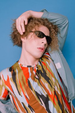 90s şık kıyafetler moda adam