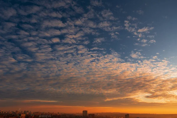 Mooie Lucht Met Wolken Boven Stad Bij Zonsondergang — Stockfoto