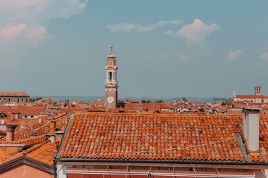 Venedik 'in güzel, güneşli sokakları, antik binalar, kanallar ve çatılar