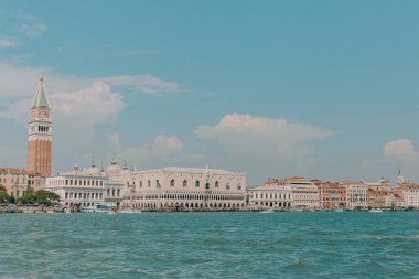 Venedik 'in güzel, güneşli sokakları, antik binalar, kanallar ve çatılar