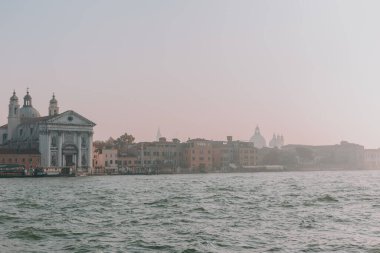 Venedik 'in güzel, güneşli sokakları, antik binalar, kanallar ve çatılar