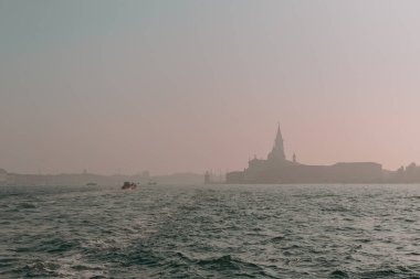 Venedik 'in güzel, güneşli sokakları, antik binalar, kanallar ve çatılar