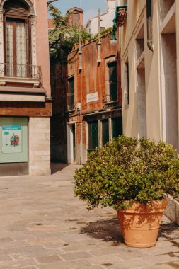 Venedik 'in güzel, güneşli sokakları, antik binalar, kanallar ve çatılar