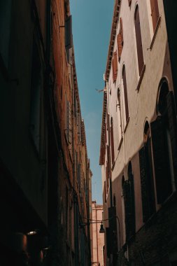 Venedik 'in güzel, güneşli sokakları, antik binalar, kanallar ve çatılar