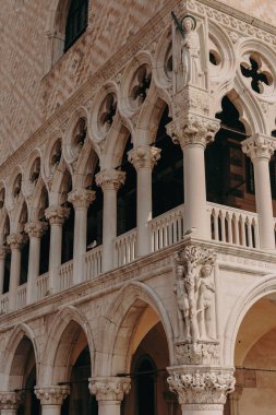 Venedik 'in güzel, güneşli sokakları, antik binalar, kanallar ve çatılar