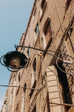 Venedik 'in güzel, güneşli sokakları, antik binalar, kanallar ve çatılar