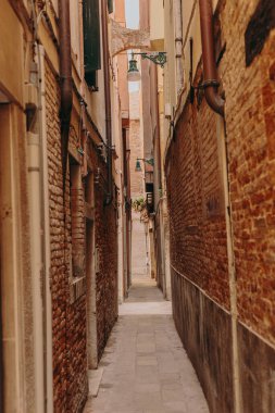 Venedik 'in güzel, güneşli sokakları, antik binalar, kanallar ve çatılar