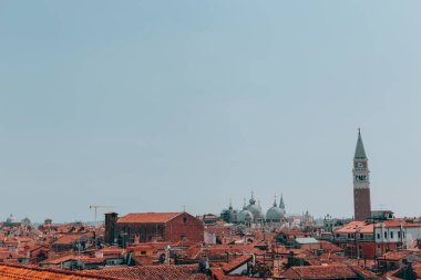 Venedik 'in güzel, güneşli sokakları, antik binalar, kanallar ve çatılar