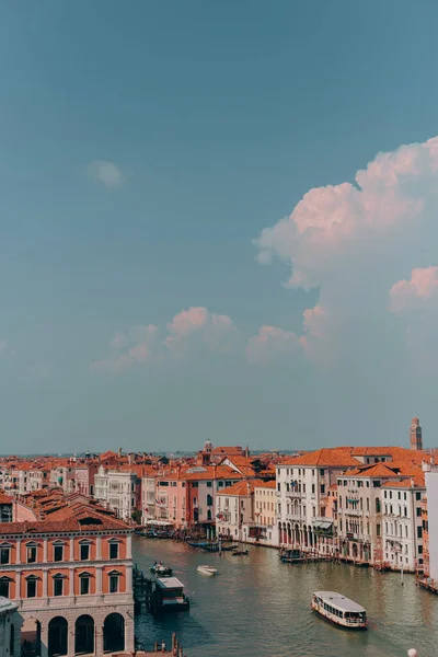 Die Schönen Sonnigen Straßen Venedigs Antike Gebäude Kanäle Und Dächer — Stockfoto