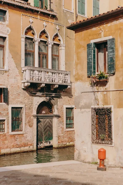 Las Hermosas Soleadas Calles Venecia Edificios Antiguos Canales Techos — Foto de Stock