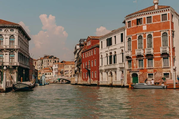 Die Schönen Sonnigen Straßen Venedigs Antike Gebäude Kanäle Und Dächer — Stockfoto