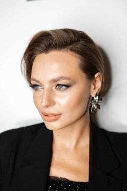 Makyajlı ve stil sahibi güzel bir kadının portresi. Mavi gözler, şık kaşlar ve güzel dudaklar..