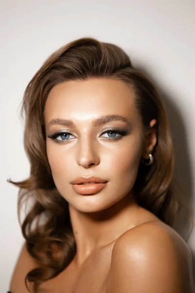 Retrato Una Hermosa Mujer Con Maquillaje Estilo Ojos Azules Cejas —  Fotos de Stock