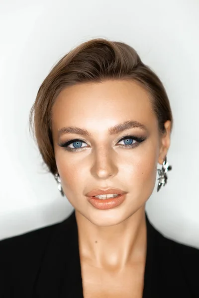 Porträtt Vacker Kvinna Med Makeup Och Styling Blå Ögon Fashionabla — Stockfoto