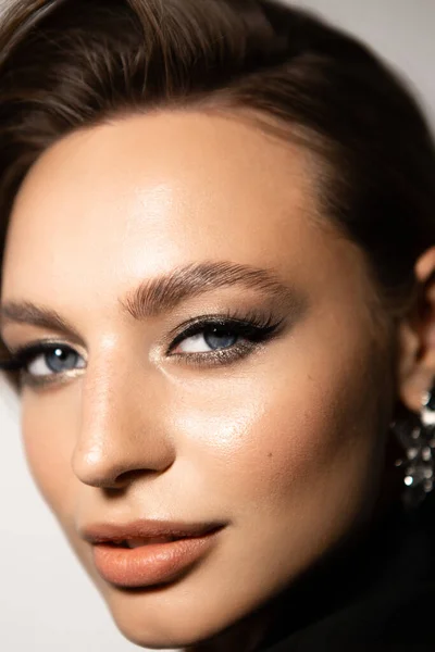 Retrato Una Hermosa Mujer Con Maquillaje Estilo Ojos Azules Cejas —  Fotos de Stock