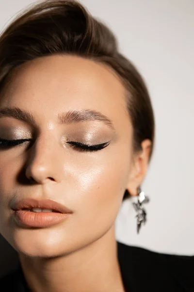 Retrato Uma Mulher Bonita Com Maquiagem Estilo Olhos Azuis Sobrancelhas — Fotografia de Stock