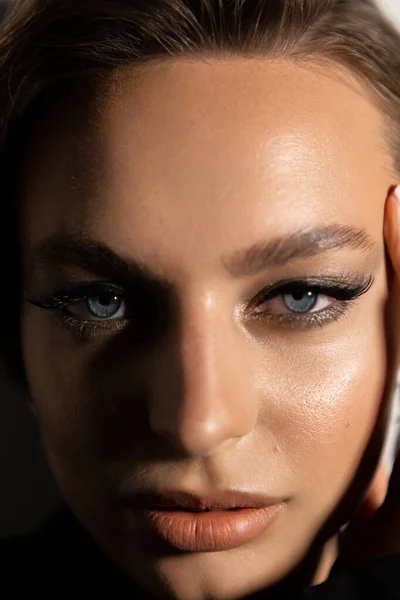 Retrato Uma Mulher Bonita Com Maquiagem Estilo Olhos Azuis Sobrancelhas — Fotografia de Stock