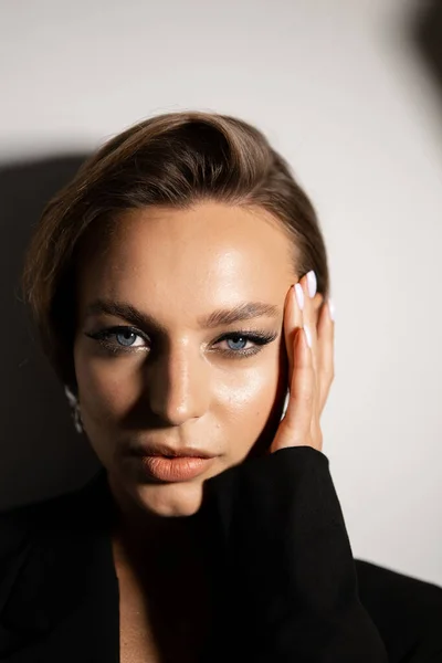 Retrato Una Hermosa Mujer Con Maquillaje Estilo Ojos Azules Cejas —  Fotos de Stock