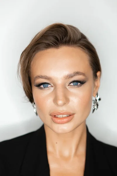 Retrato Una Hermosa Mujer Con Maquillaje Estilo Ojos Azules Cejas —  Fotos de Stock