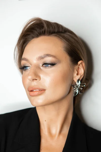 Retrato Una Hermosa Mujer Con Maquillaje Estilo Ojos Azules Cejas —  Fotos de Stock