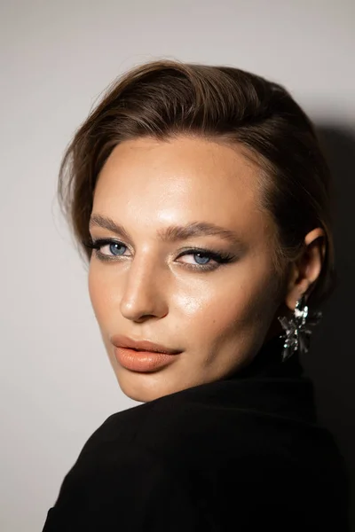 Retrato Una Hermosa Mujer Con Maquillaje Estilo Ojos Azules Cejas —  Fotos de Stock